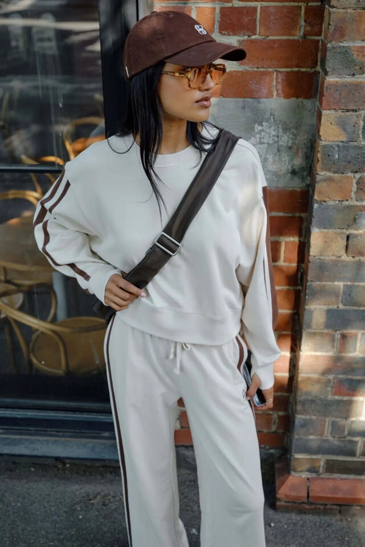 SASHA SPORTY SLOUCHY CR/BUFF CHOCOLATE SIDE STRIPE