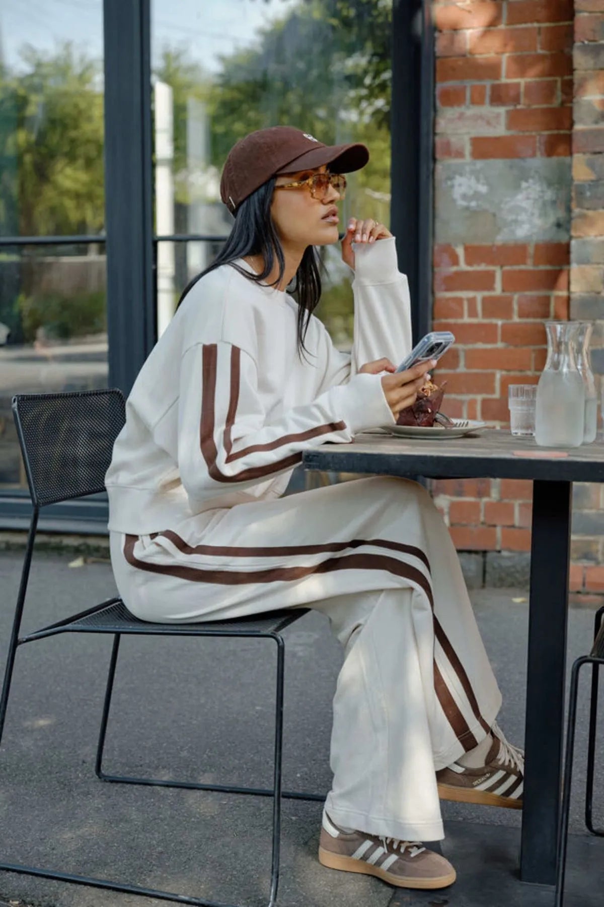 SASHA SPORTY SLOUCHY CR/BUFF CHOCOLATE SIDE STRIPE