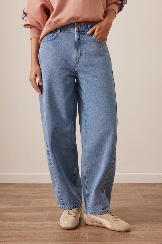 Leah Tapered Barrel Leg Jeans in Vintage Blue